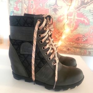 SOREL Joan of Arctic Leather & Quilted Nylon Waterproof Boots LIKE NEW